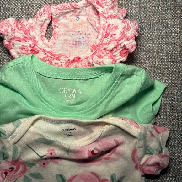 Gerber Pink Floral Onesie,Mint Green Garanimal Tshirt & Chic pea sleeper 0-3 M - Picture 8 of 8